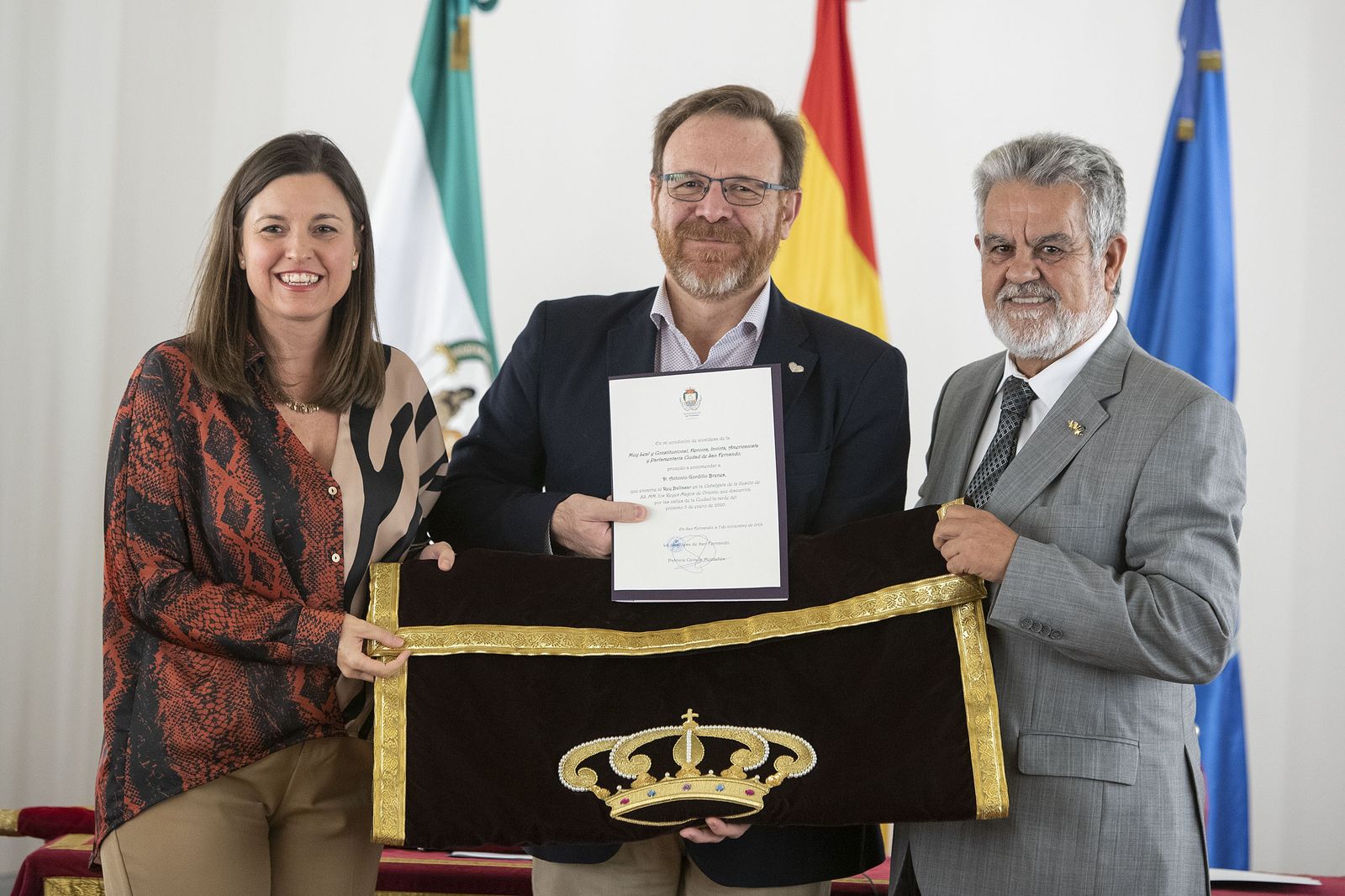 Antonio Gordillo Brenes recibe el estandarte del rey Baltasar.