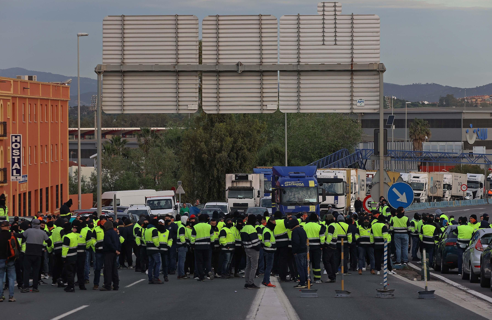 El nuevo corte de la A7 por los huelguistas de Acerinox, en imágenes