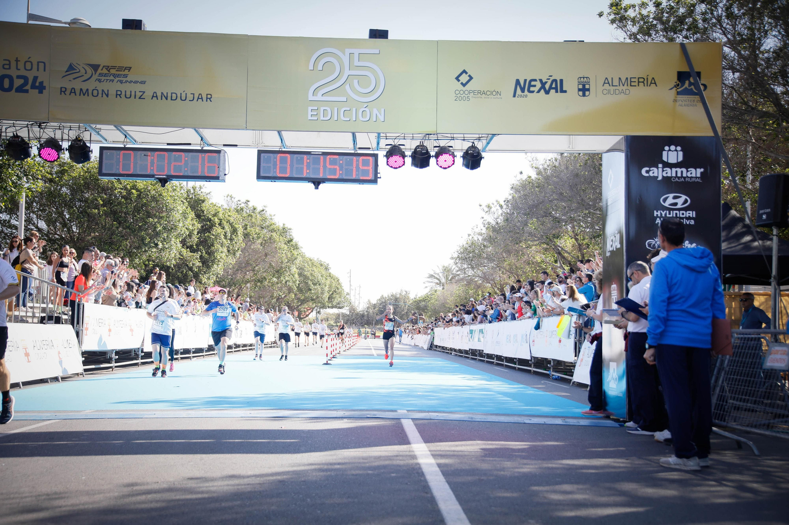 Imágenes de la llegada de la Media maratón Ciudad de Almería