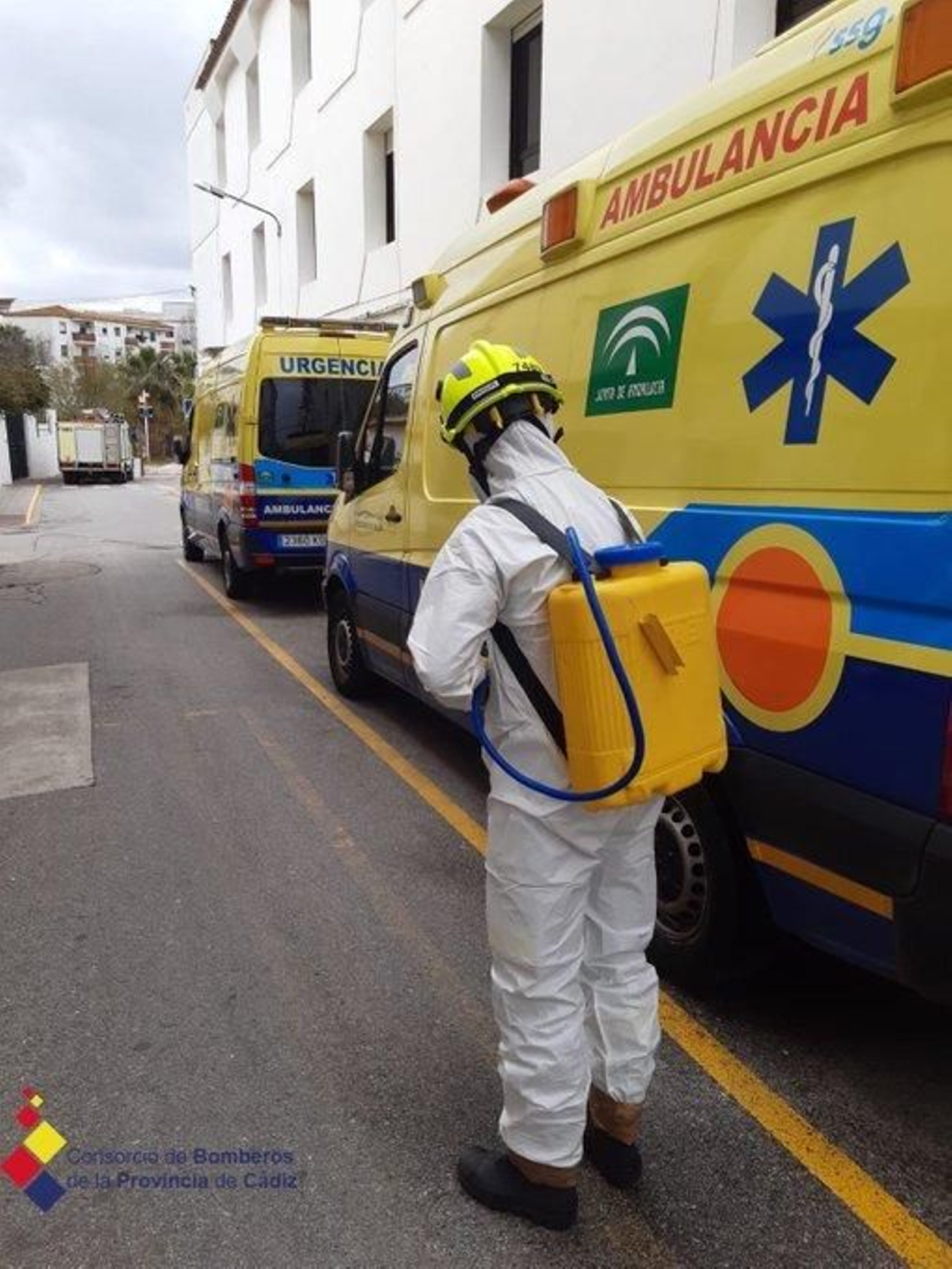 Un bombero del Consorcio desinfectando los exteriores de la residencia de ancianos