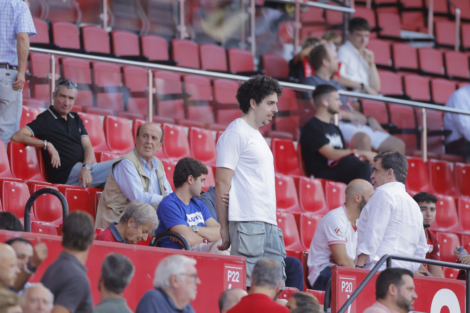 Búscate en las fotos del Sevilla-Almería