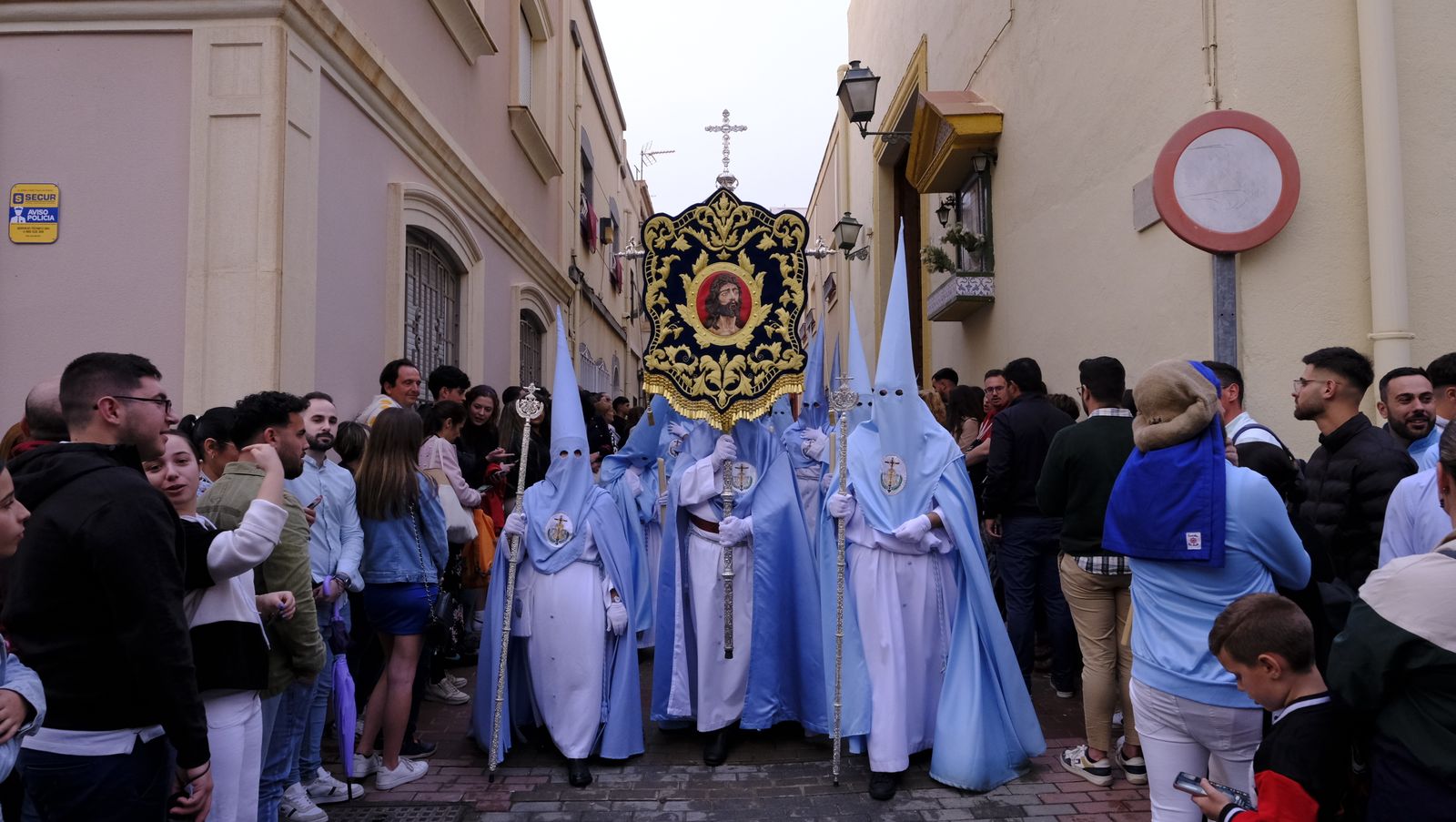 La Procesión de Los Ángeles de sobrepuso a la lluvia, en imágenes