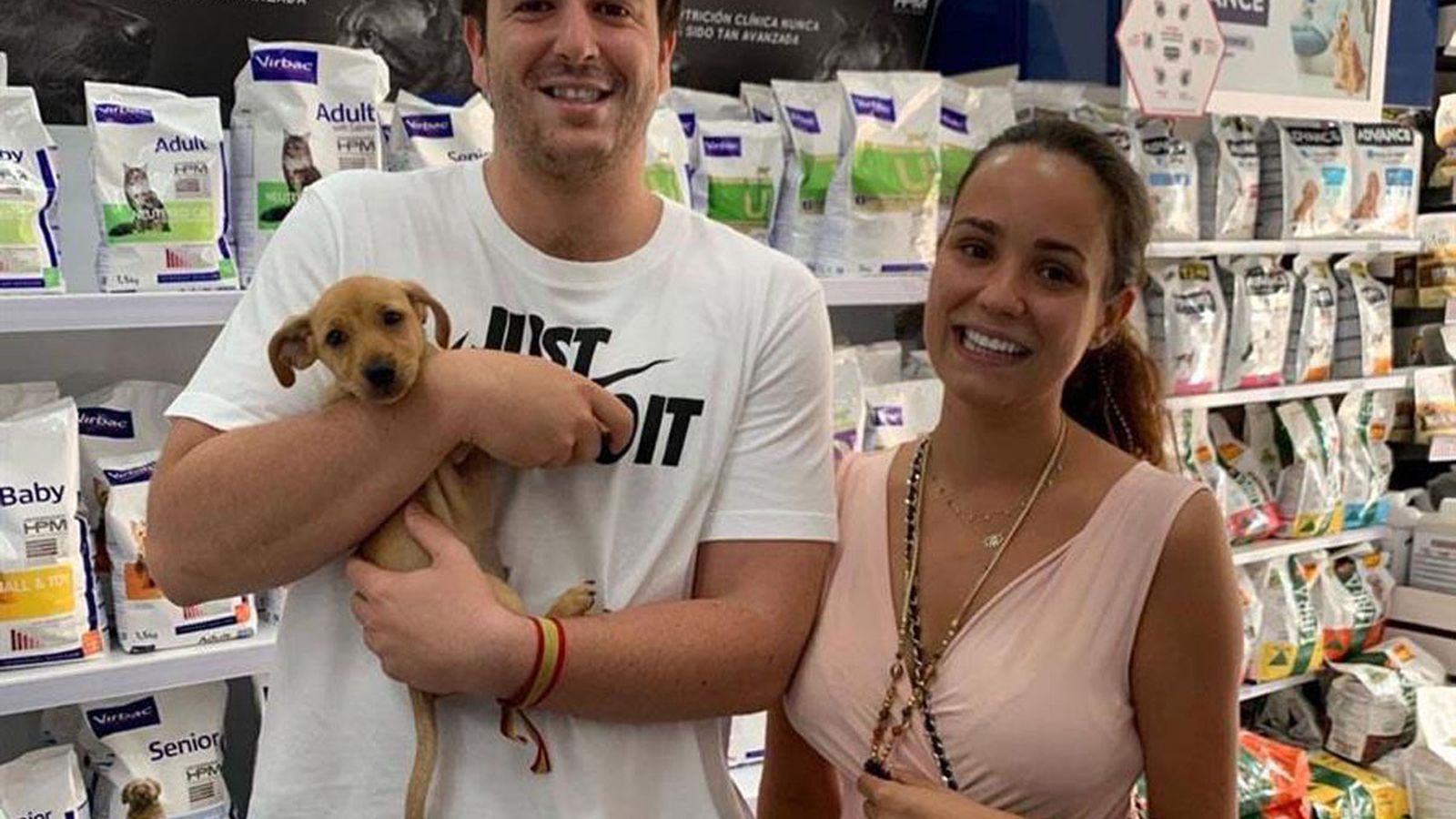 La joven pareja posa tras adoptar a un perrito en 2018.