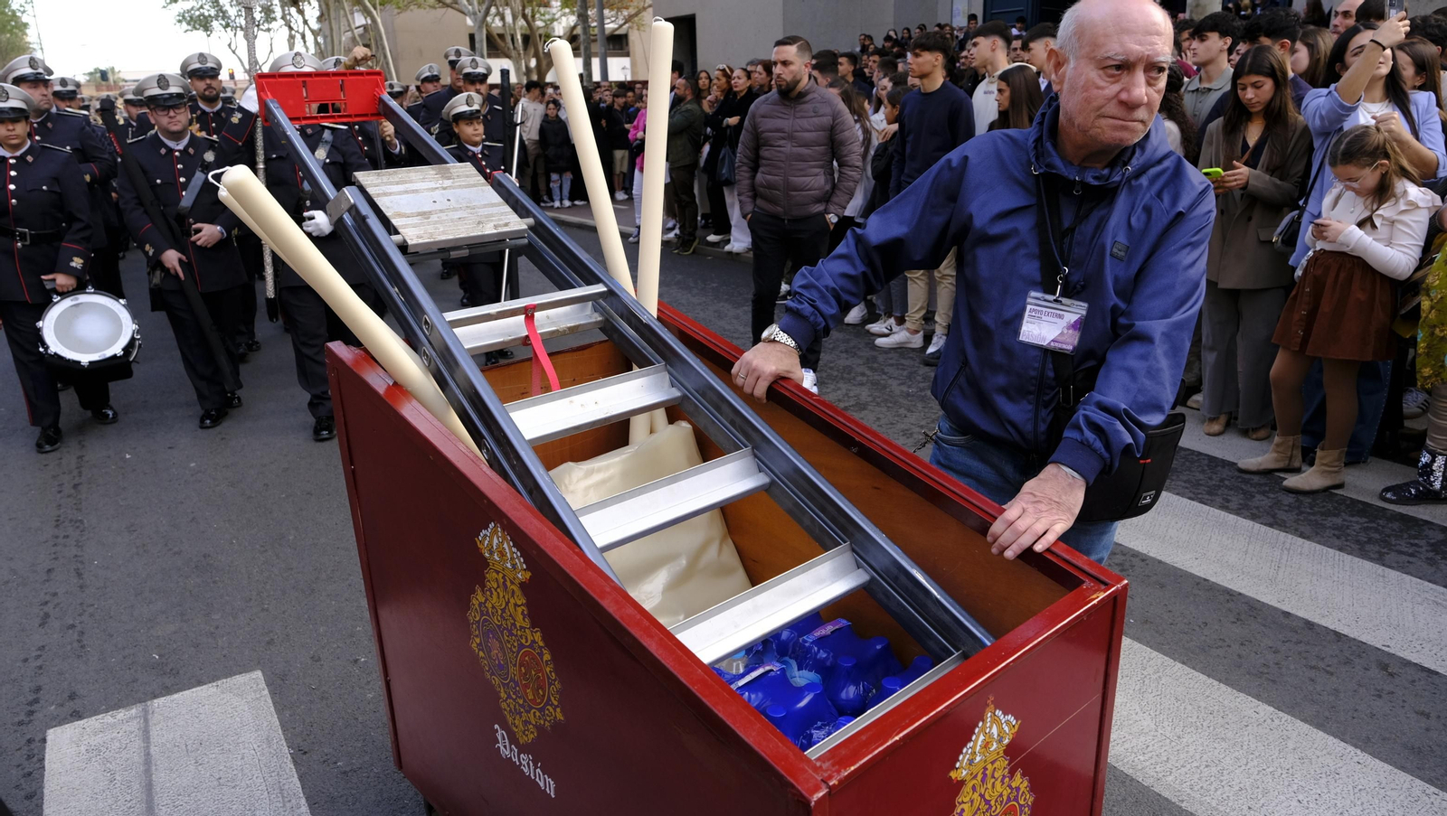 Pasión vuelve a su Iglesia de Santa Teresa azotada por la lluvia