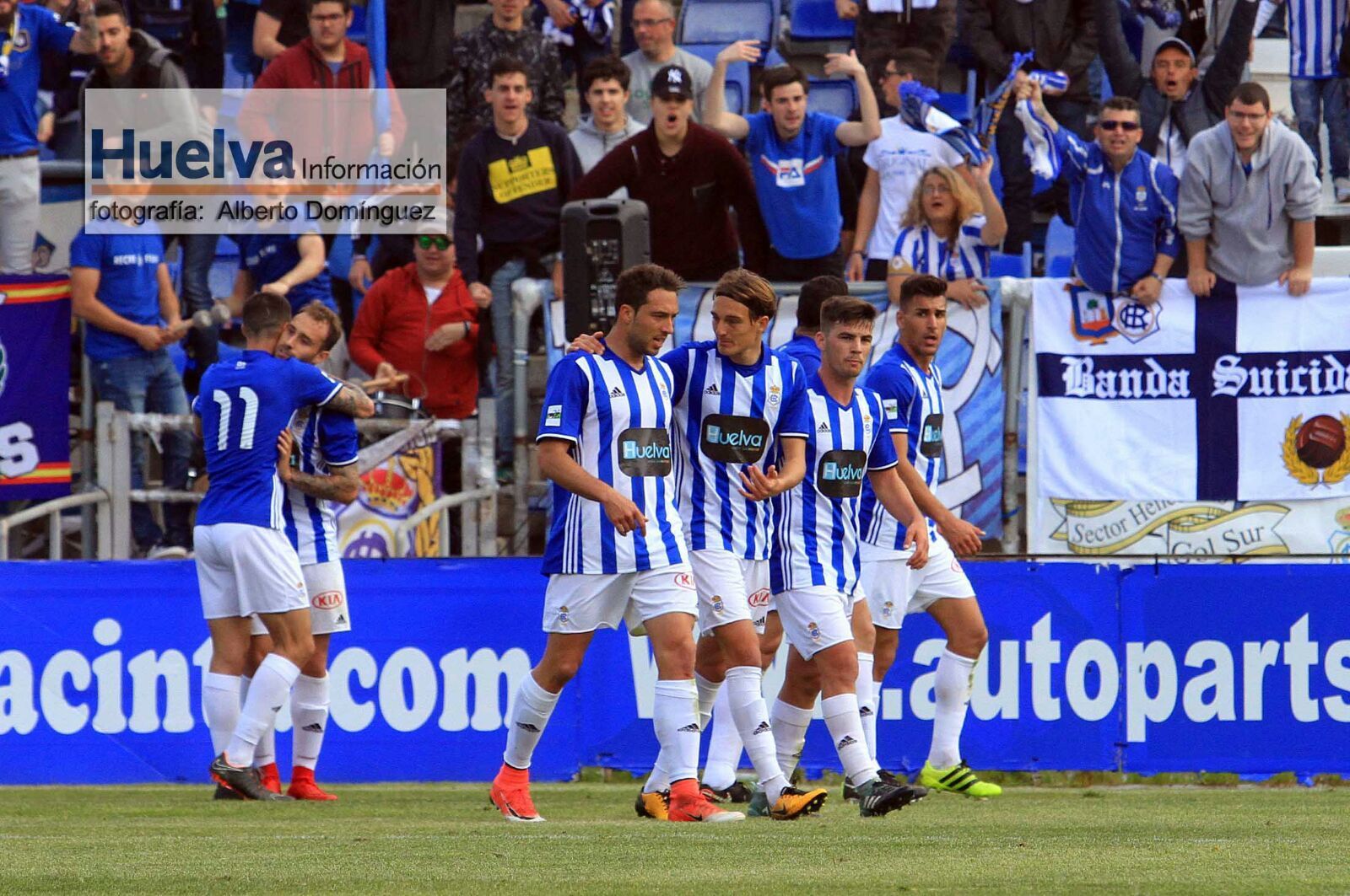 Los jugadores del Decano celebran el 2-0 de Gorka Santamaría.