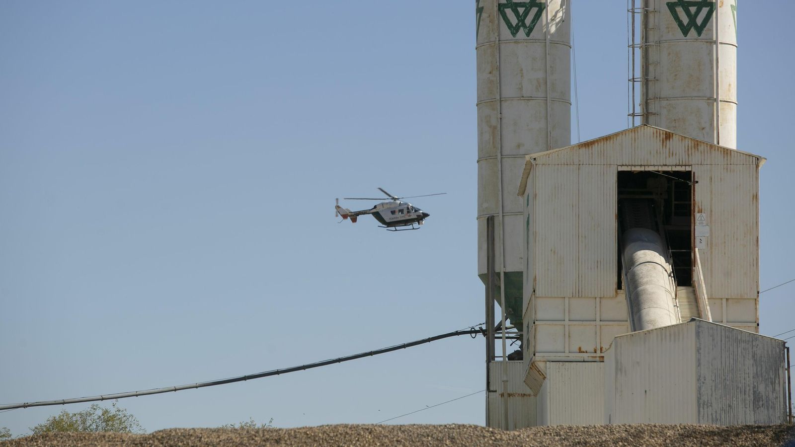 El helicóptero de la Guardia Civil sobrevuela el extrarradio de Carmona.