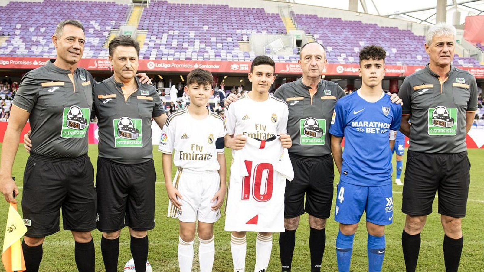 El hijo de Reyes porta la camiseta que le regaló el Sevilla antes de la final.