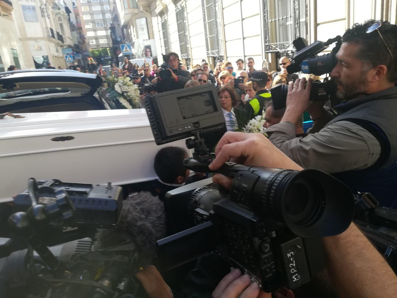 Las imágenes de la capilla ardiente de Gabriel Cruz.