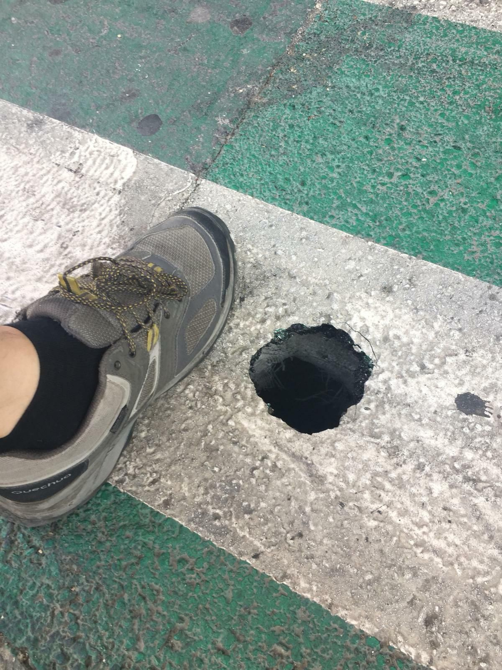 Agujero en el carril bici de la Avenida de la República Argentina