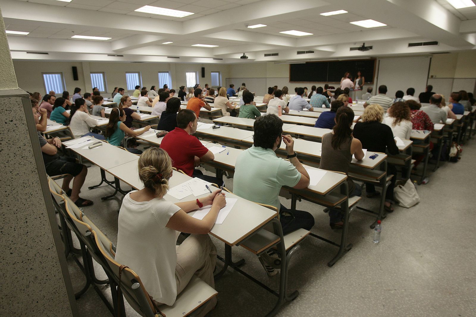Aula con opositores a maestros.