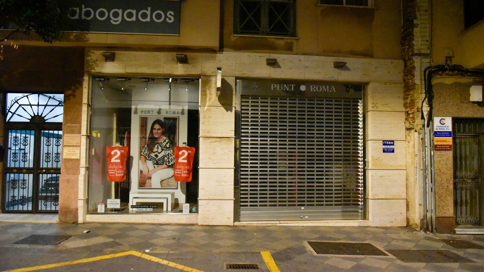 Fotos de edificios públicos y escaparates apagados en Algeciras por el plan de ahorro energético