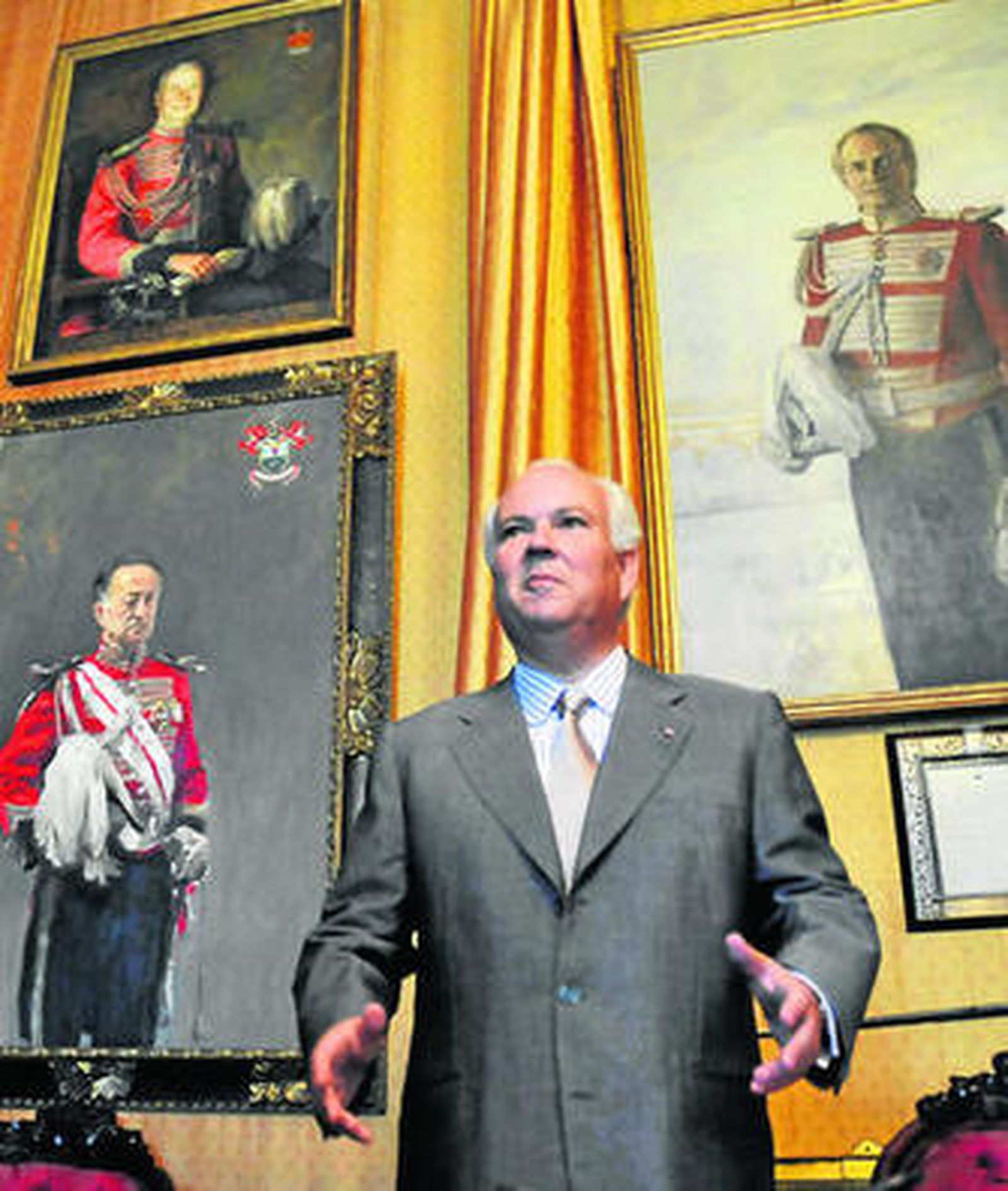 Alfonso Guajardo-Fajardo, en el despacho de teniente de hermano mayor de la Real Maestranza.