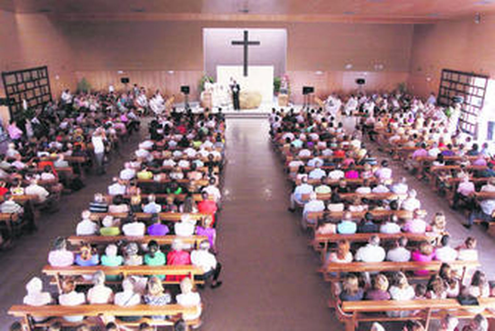 Impresionante aspecto el que presentaba anoche la nueva iglesia con motivo de su apertura.