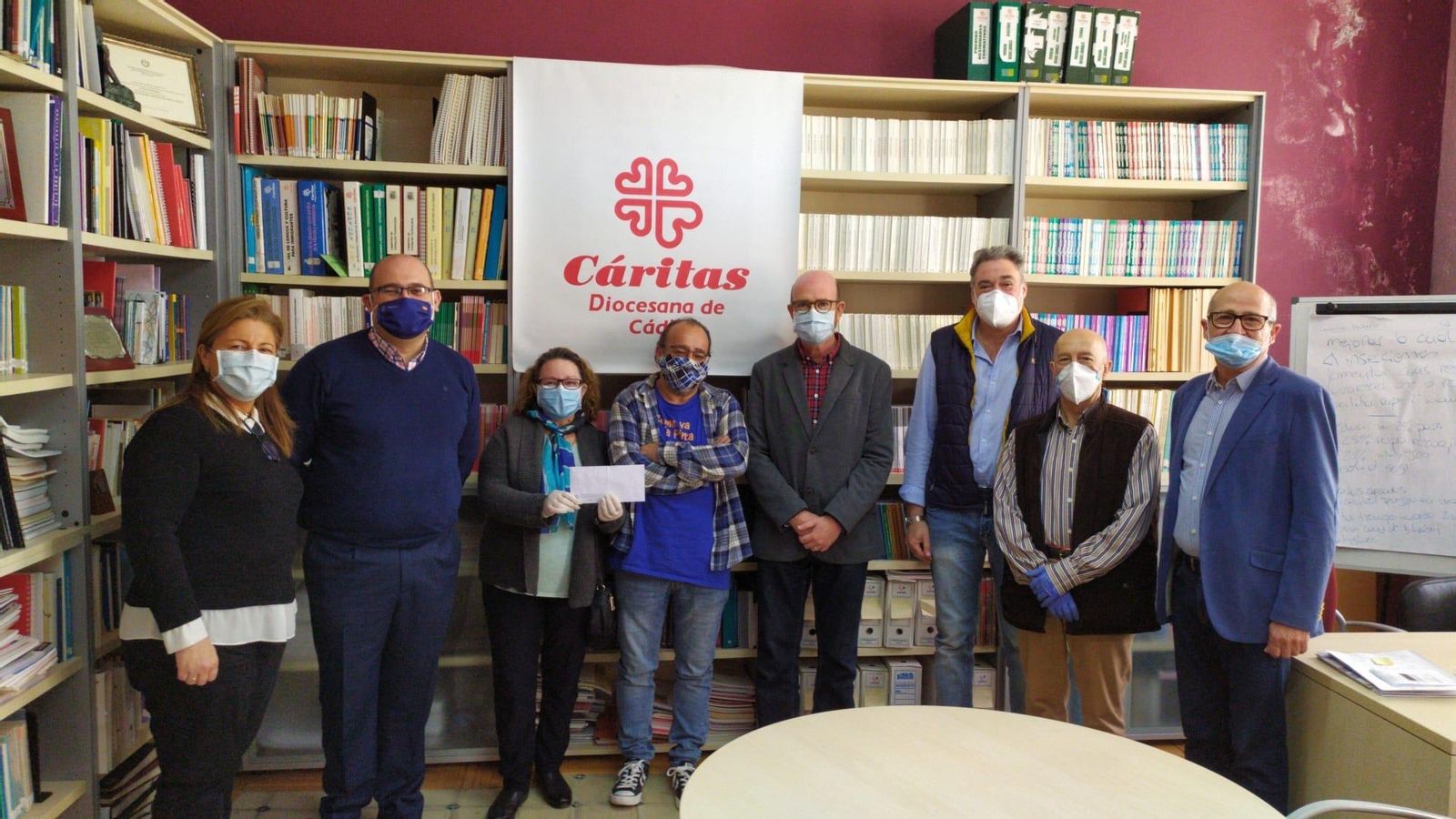 Cofrades del Miércoles Santo han entregado un donativo a Cáritas Diocesana