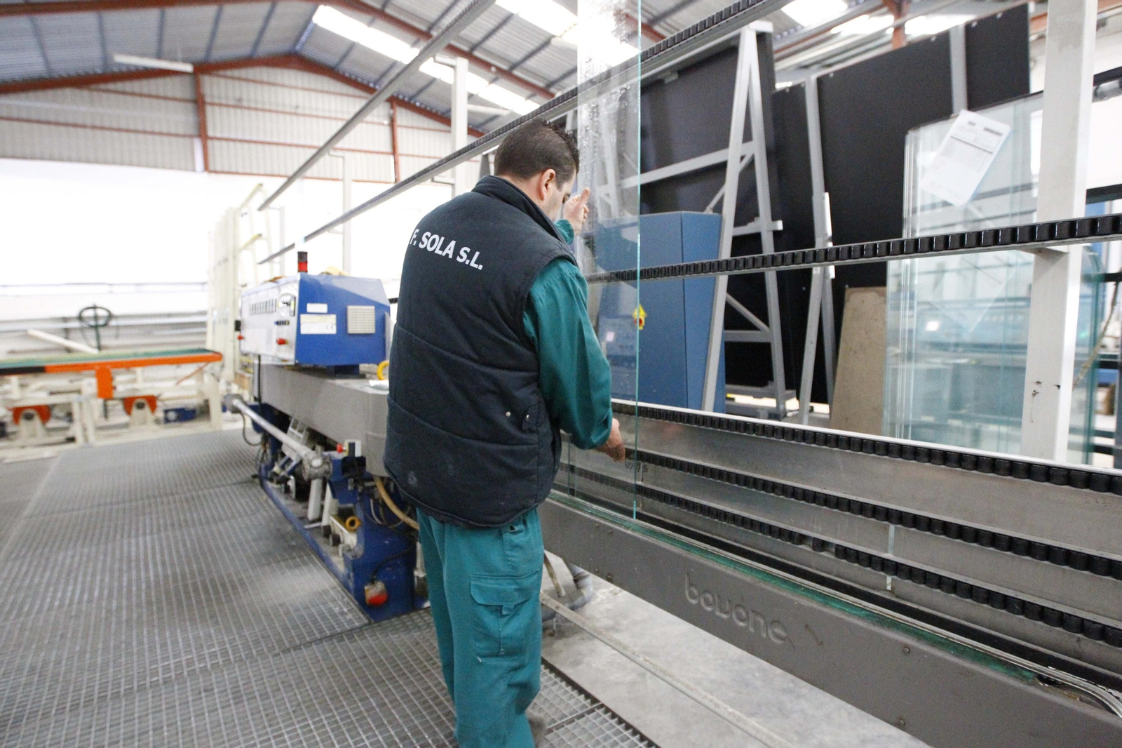 Cristalería F. Sola en Fines creará un nuevo centro de manipulado de vidrio