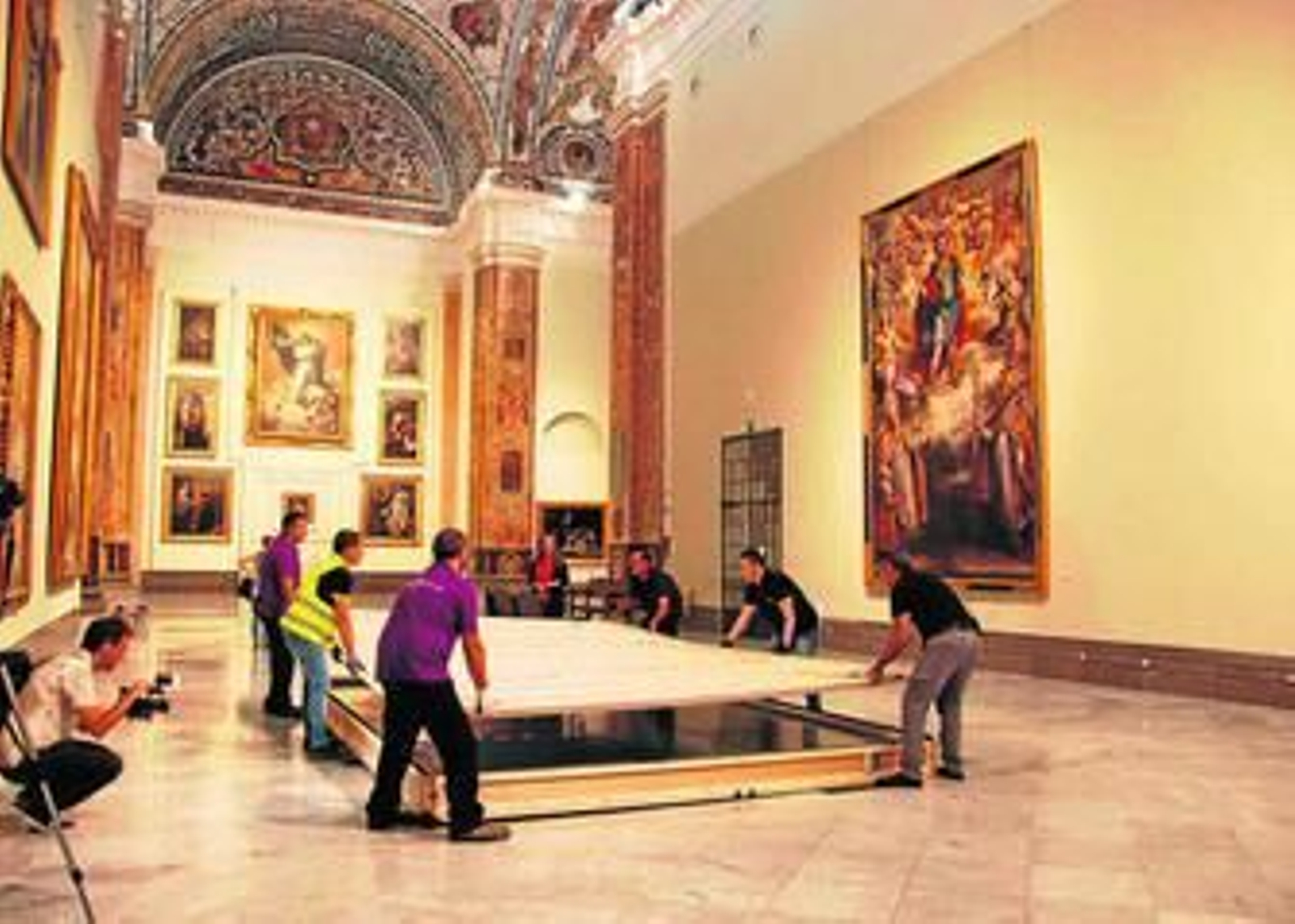Momento en que el lienzo de grandes dimensiones llegaba al Museo de Bellas Artes de Sevilla.