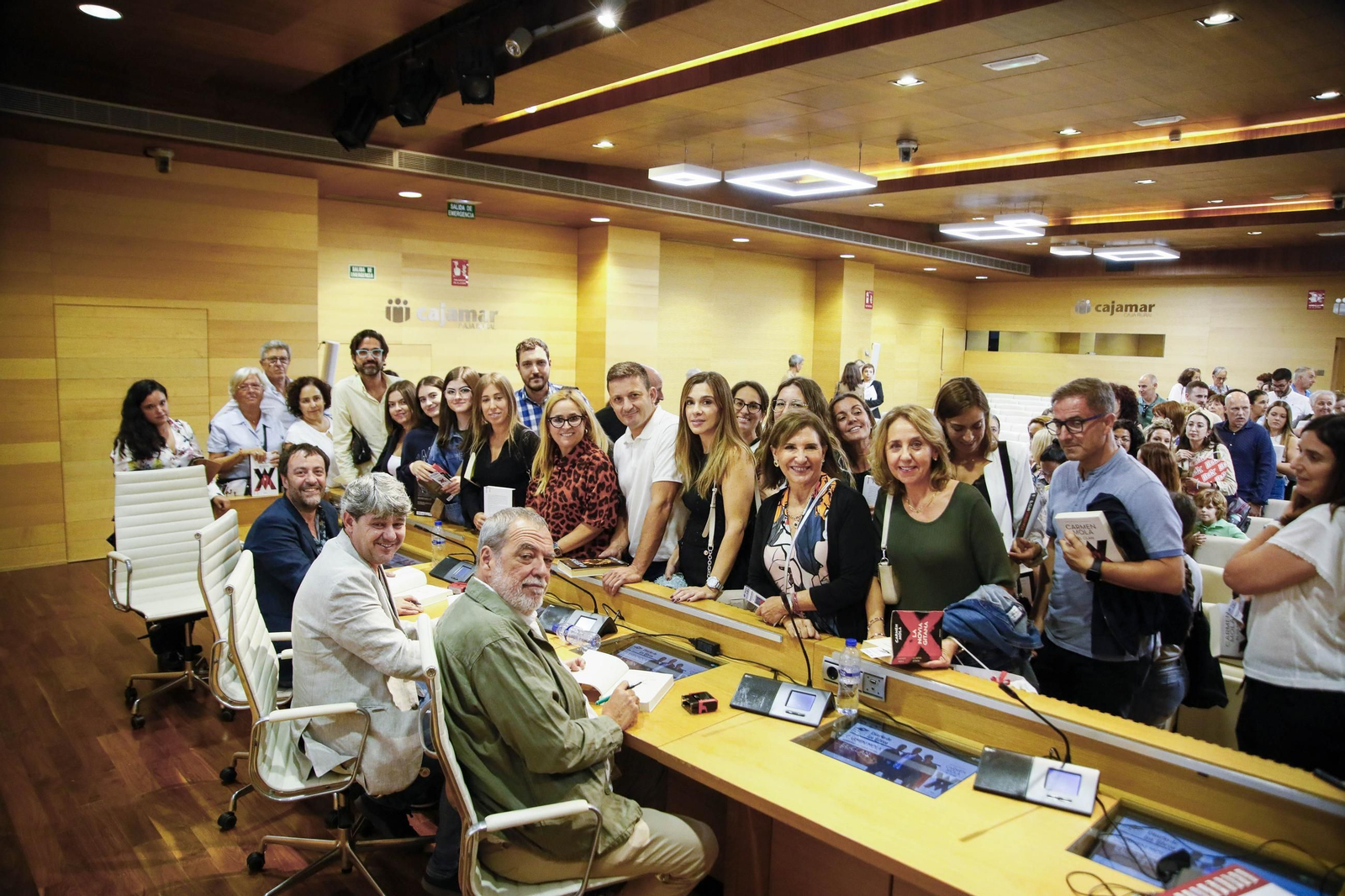 Carmen Mola presenta su libro "El clan" en la Casa de las Mariposas de Almería, en imágenes