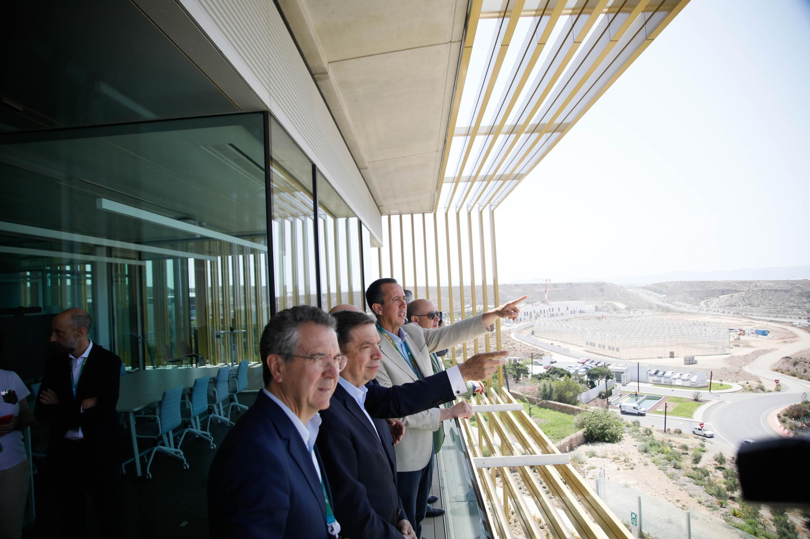 El ministro de Agricultura, Pesca y Alimentación, Luis Planas, visita el Centro Tecnológico Financiero del Grupo Cajamar en el Parque Científico-Tecnológico de Almería (PITA), en imágenes