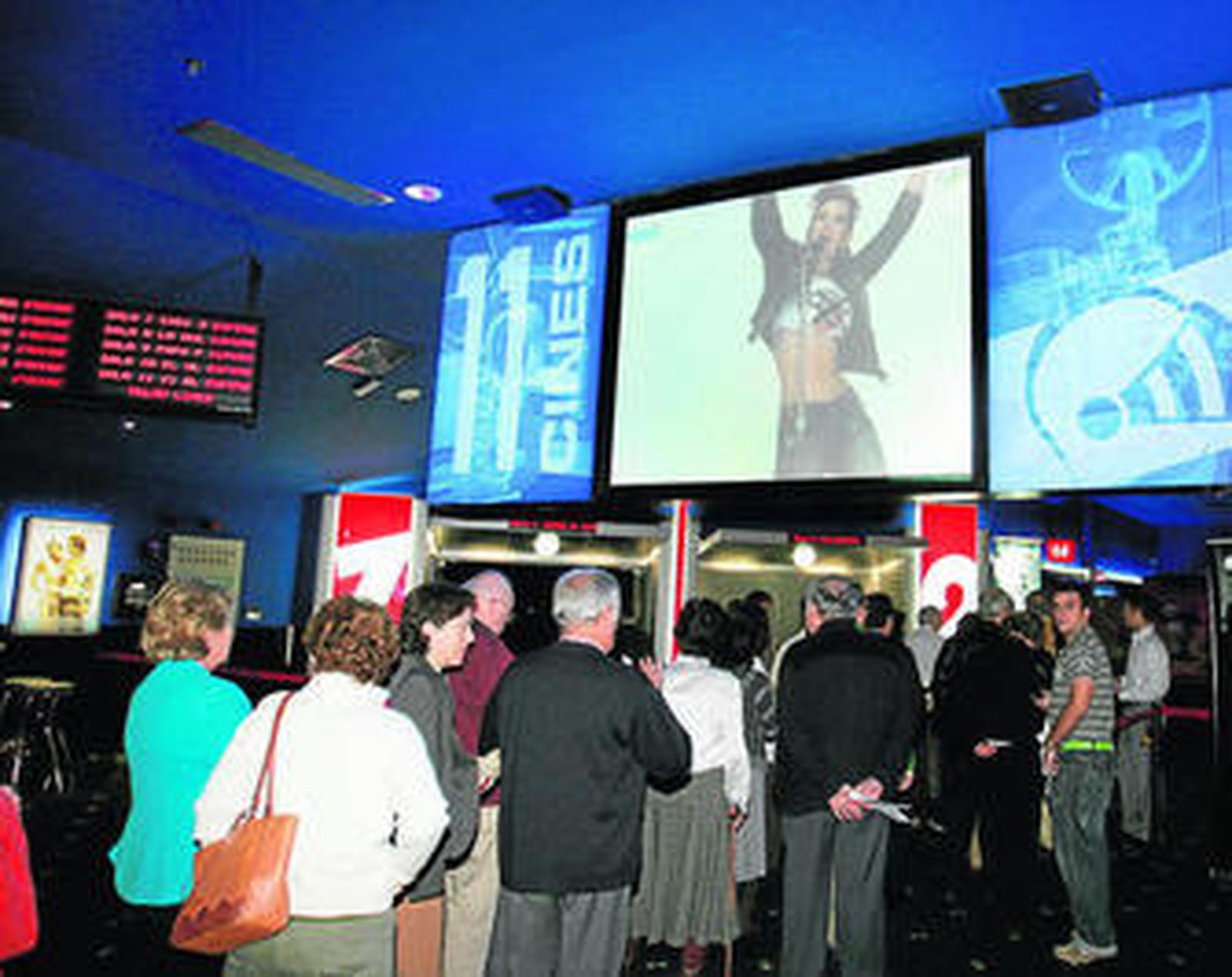 Los andaluces reconocen ir menos al teatro y al cine debido a la grave situación económica.