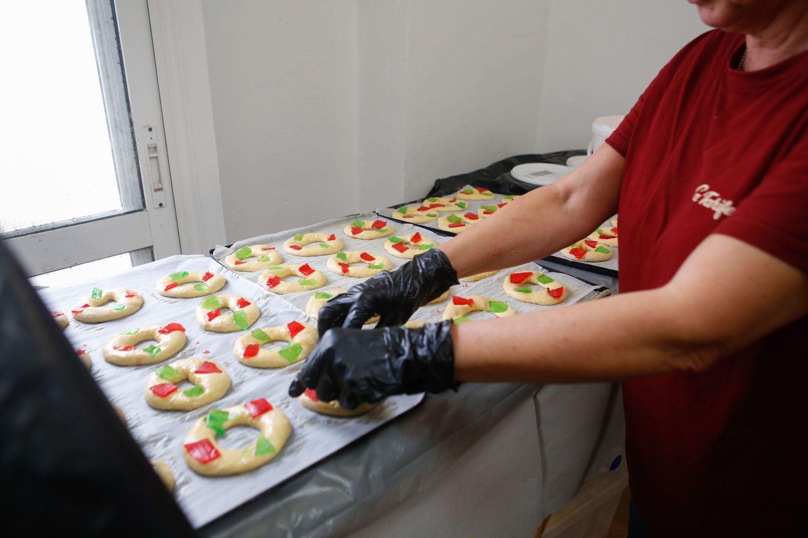Fotos de la elaboración artesana del roscón de Reyes en la pastelería La Tarifeña