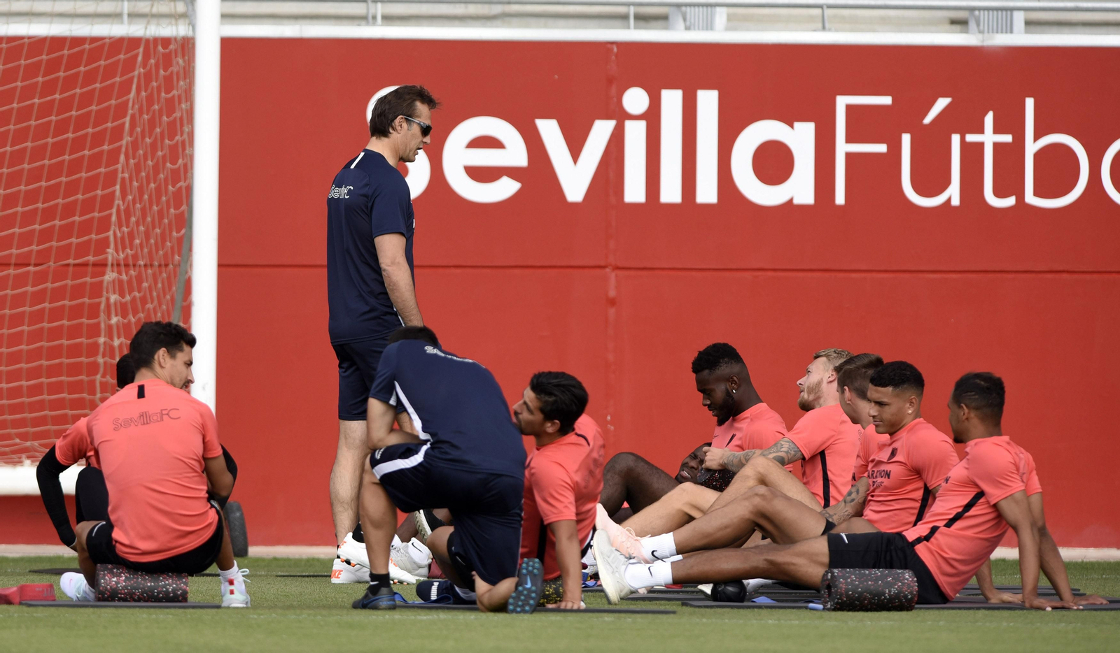 Lopetegui dialoga con Kjaer ante Nolito, Gnagnon, Wöber, Arana y Fernando.