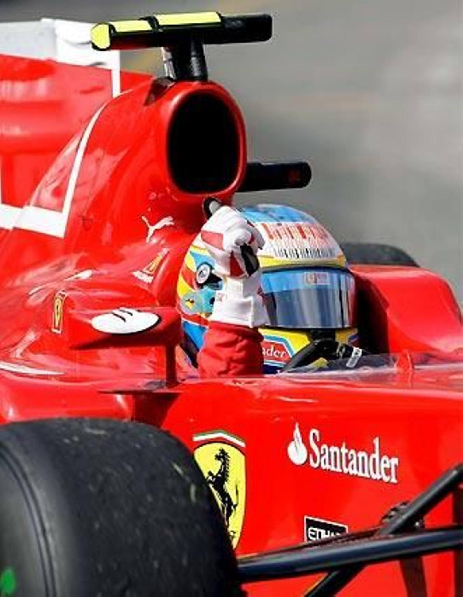 Fernando Alonso (Ferrari) celebra su séptimo puesto en el Gran Premio de Mónaco. La posterior sanción a Michael Schumacher le auparía hasta la sexta plaza.

Foto: EFE