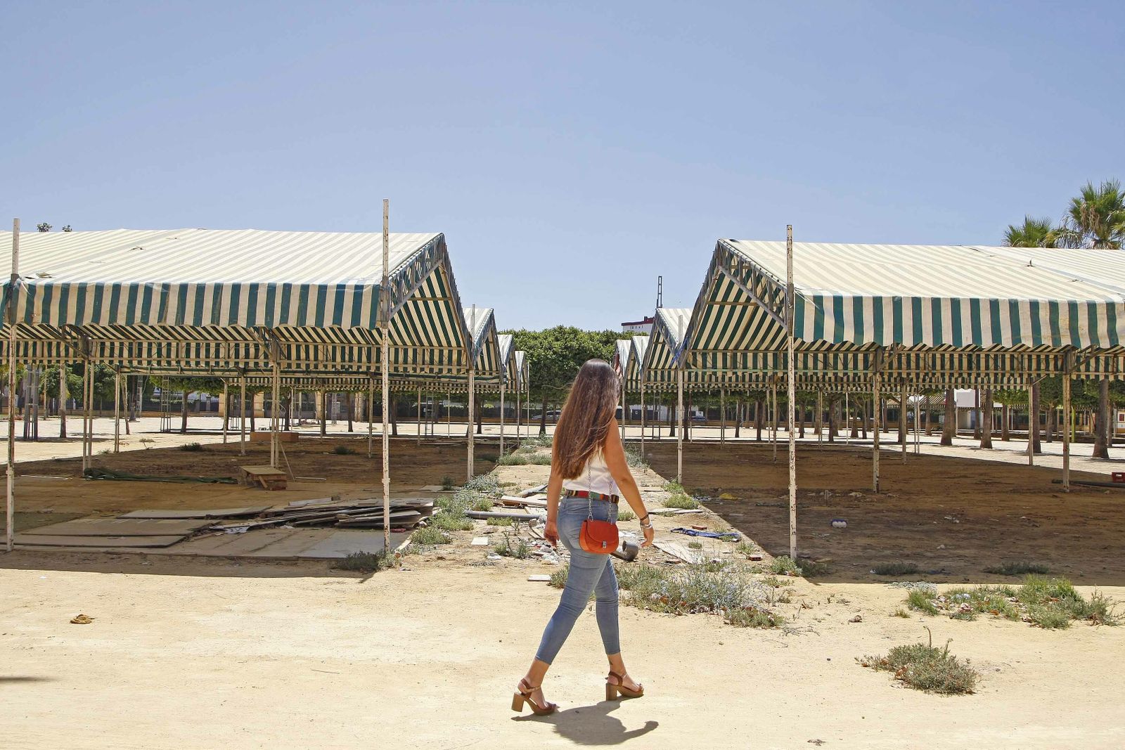 Las estructuras de las casetas aún no han sido desmontadas.