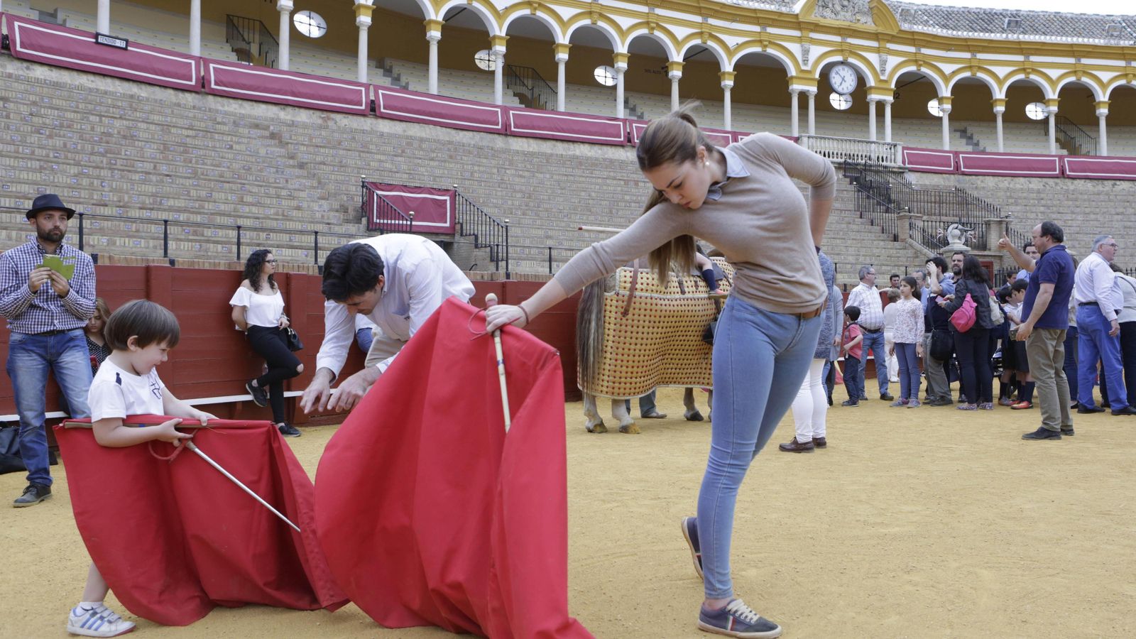 Una joven, que promete como torera, en un derechazo.