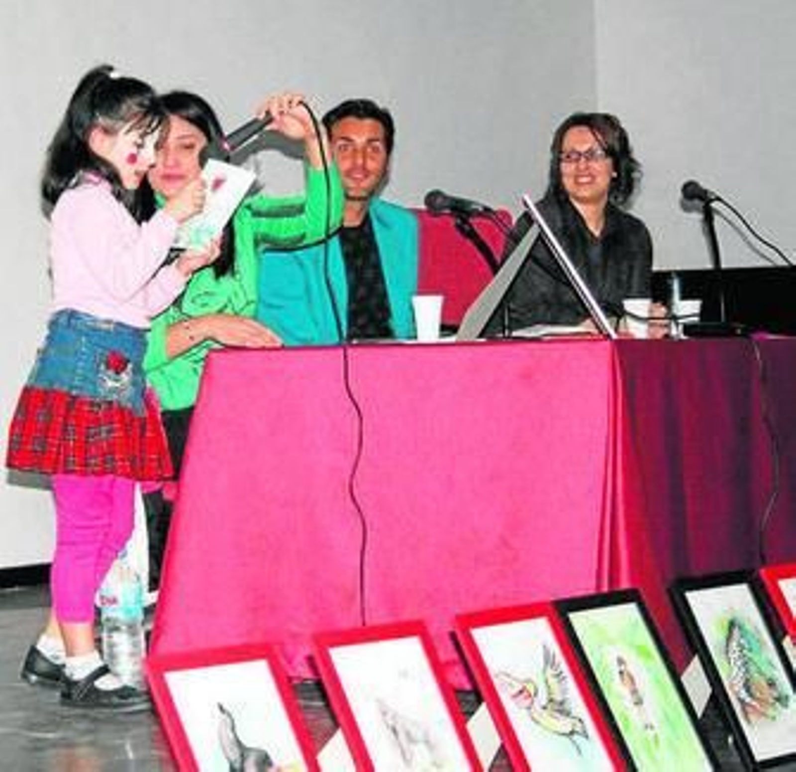 Una niña recita una poesía en presencia de Mateos, Bernal y Saldaña.