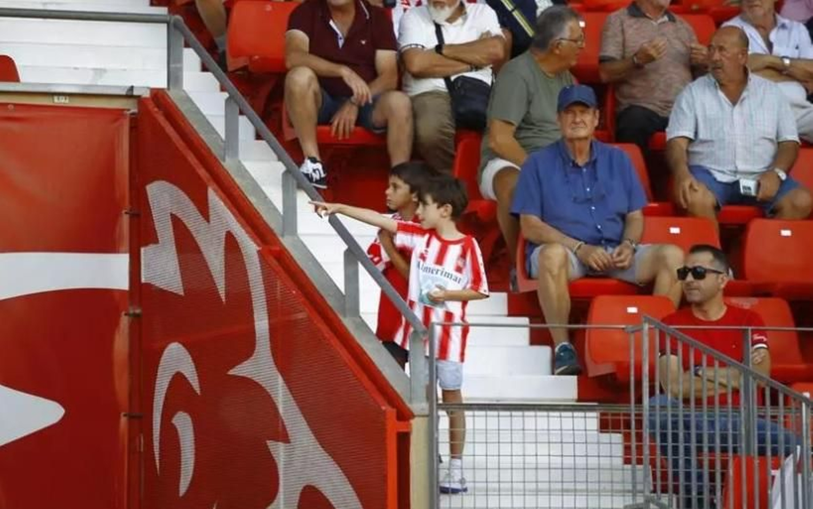 Un pequeño en las gradas del Estadio de los Juegos Mediterráneos con la denominada camiseta 'masónica', una versión retro de los años del CF con Blanes Un pequeño en las gradas del Estadio de los Juegos Mediterráneos con la denominada camiseta 'masónica', una versión retro de los años del CF con Blanes