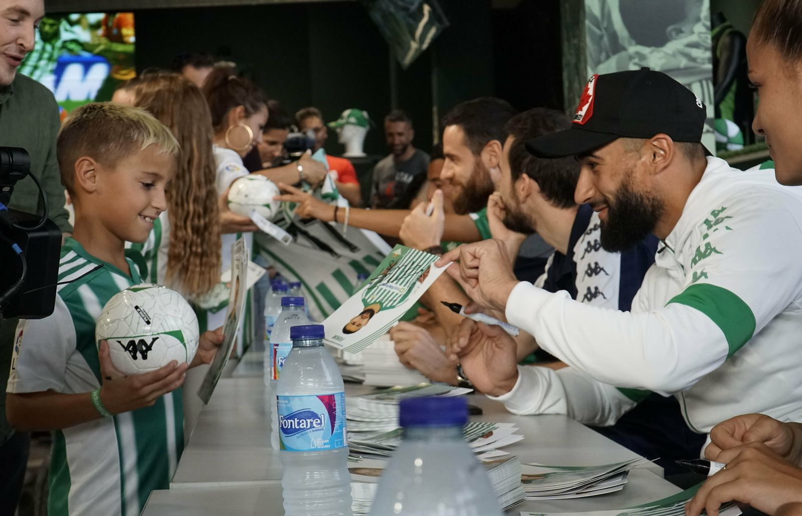 Firma de autógrafos de los jugadores del Betis