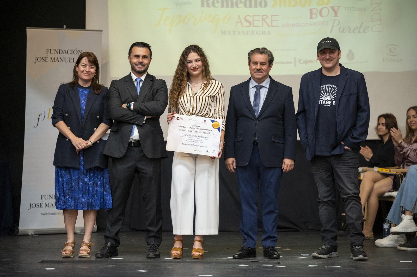 Marta Prián y el escritor Blue Jeans con los responsables del premio escolar de Asale y la FundaciónLara