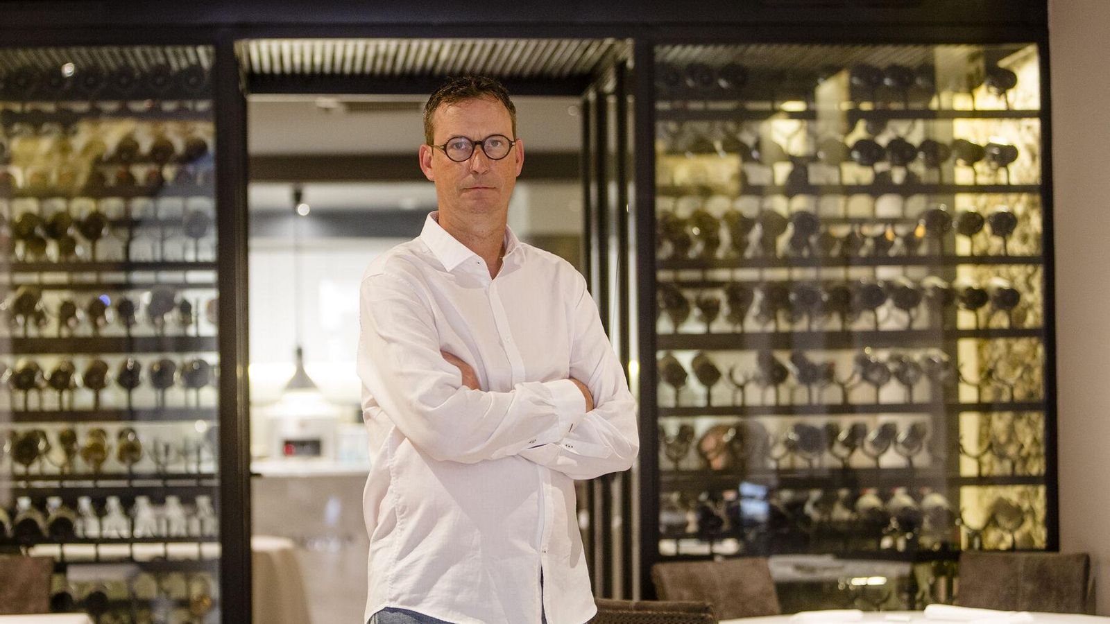 El cocinero holandés, en la sala de su restaurante con la bodega acristalada. El cocinero holandés, en la sala de su restaurante con la bodega acristalada.