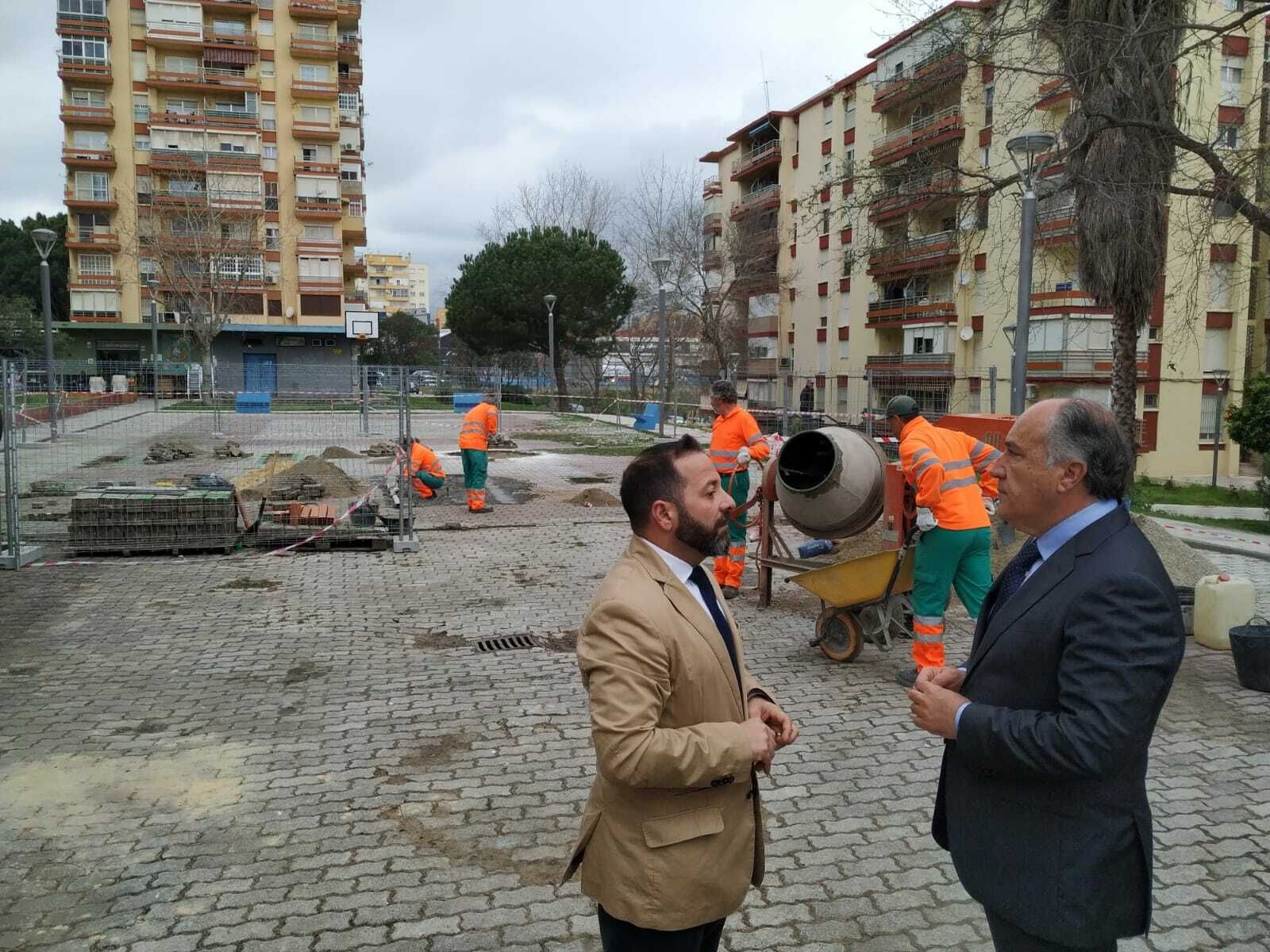 Segundo Ávila y José Ignacio Landaluce en el inicio de las obras en la plaza de Grecia.