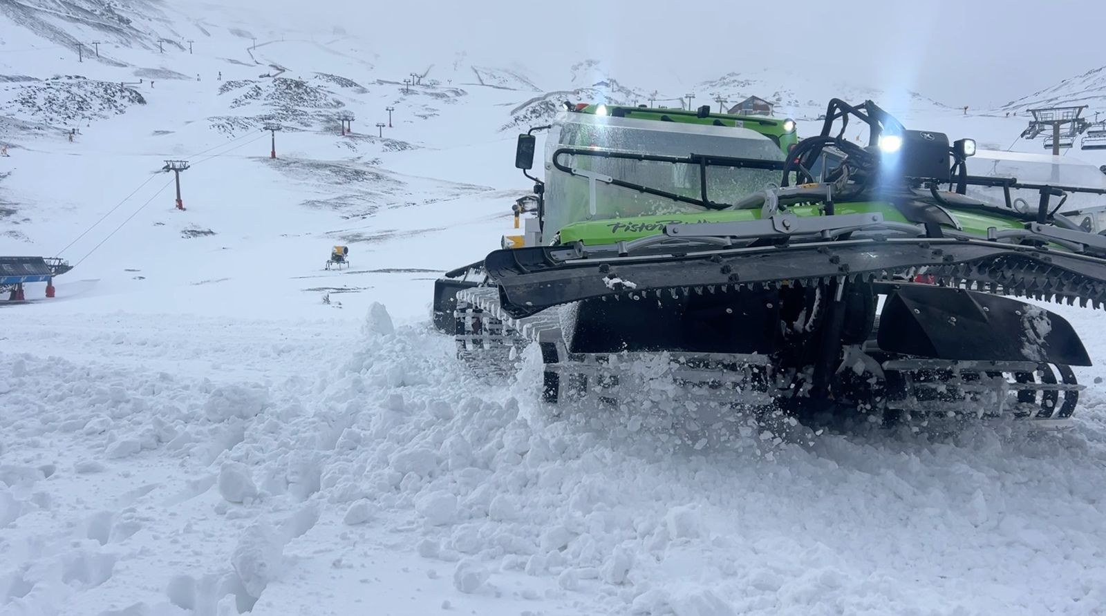 Operarios de Cetursa trabajando durante la borrasca Leonardo en Sierra Nevada
