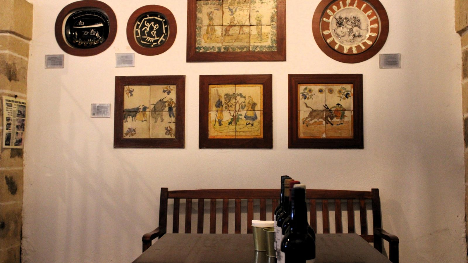 Cerámicas y azulejos de Pablo Ruiz Picasso en la sacristía de Bodegas tradición.