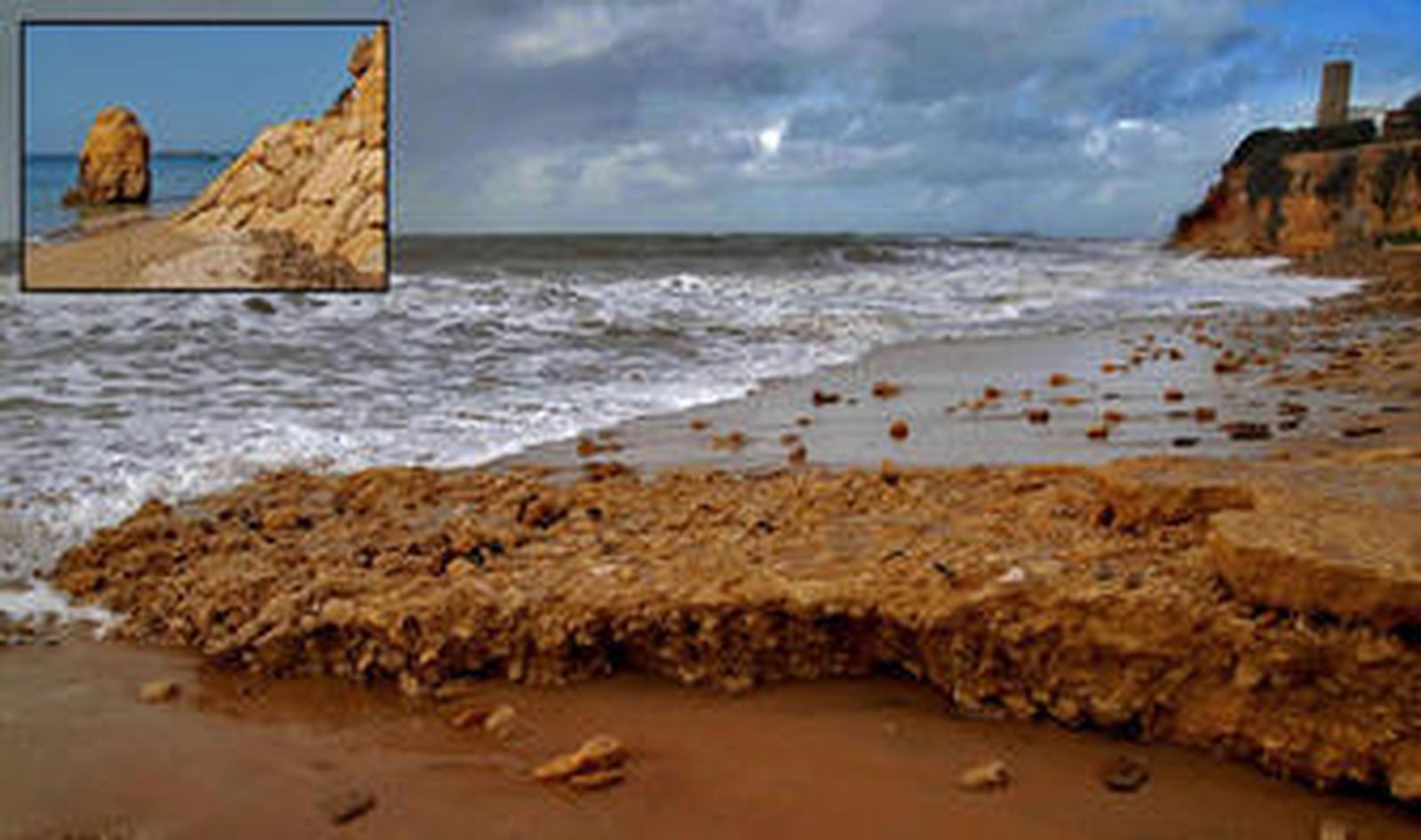 Imagen captada ayer en La Barrosa sin la roca que aparece insertada en la parte superior de la foto.