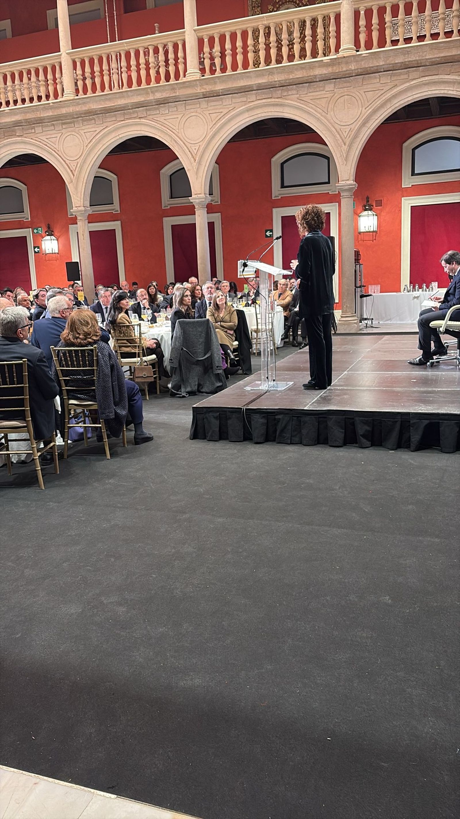 Irene de pelotilla de la jefa. Un cargo es un cargo