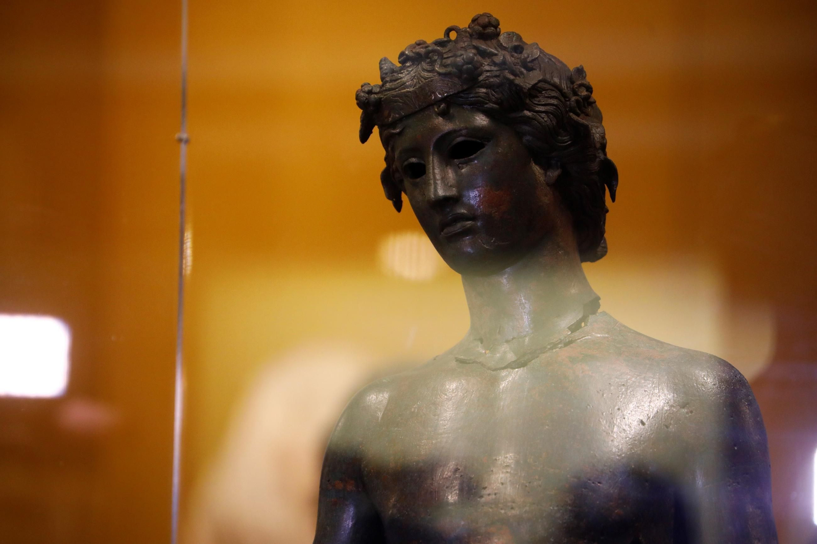 Los efebos de Pedro Abad ya lucen en el Museo Arqueológico de Córdoba, en imágenes