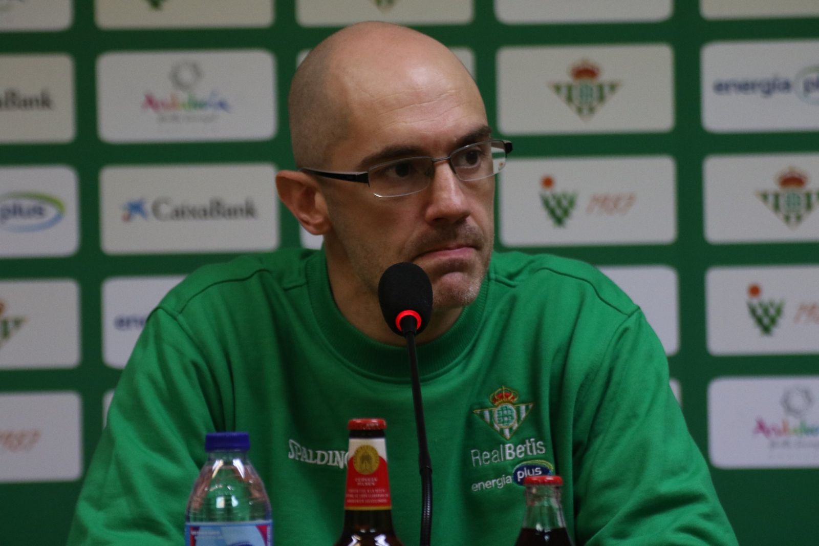 Javier Carrasco atiende a los medios de comunicación en una rueda de prensa.