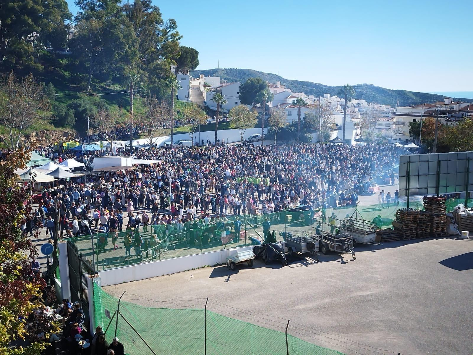 Más de 50.000 personas disfrutan en Torrox de la Fiesta de las Migas en manga corta y en vísperas de Nochebuena