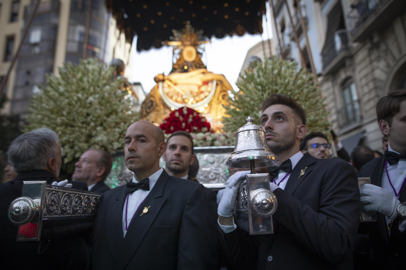 La procesión de la Virgen de las Angustias por Granada, en imágenes