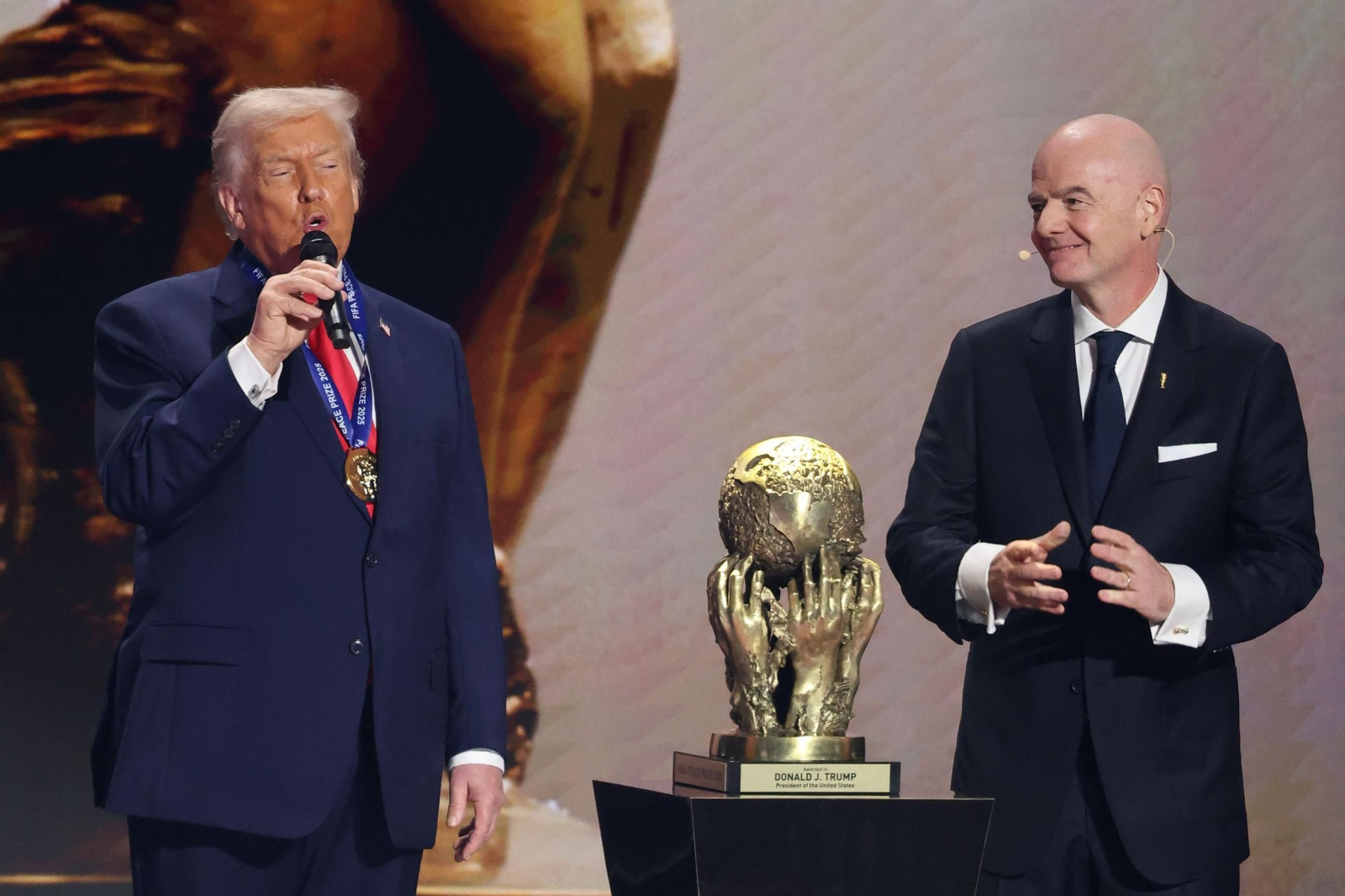 El presidente de EEUU, Donald Trump, recibe el primer Premio FIFA de la Paz de manos de Giani Infantino.