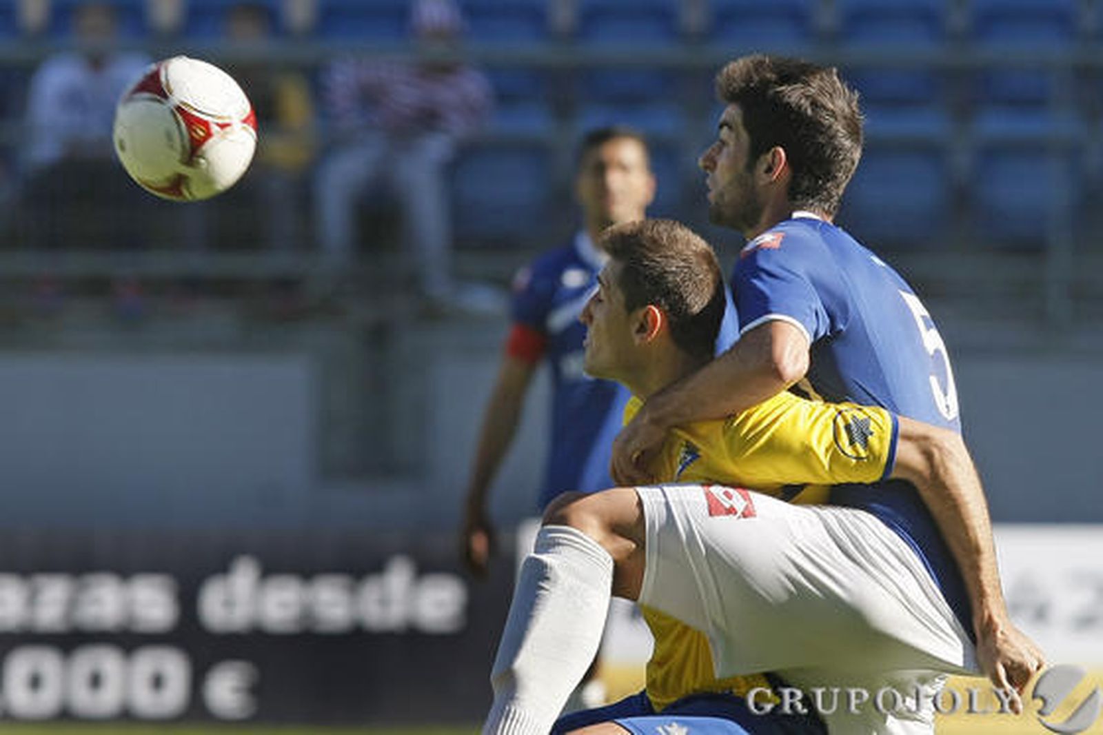 Belencoso y Sergio se agarran. 

Foto: Julio Gonzalez