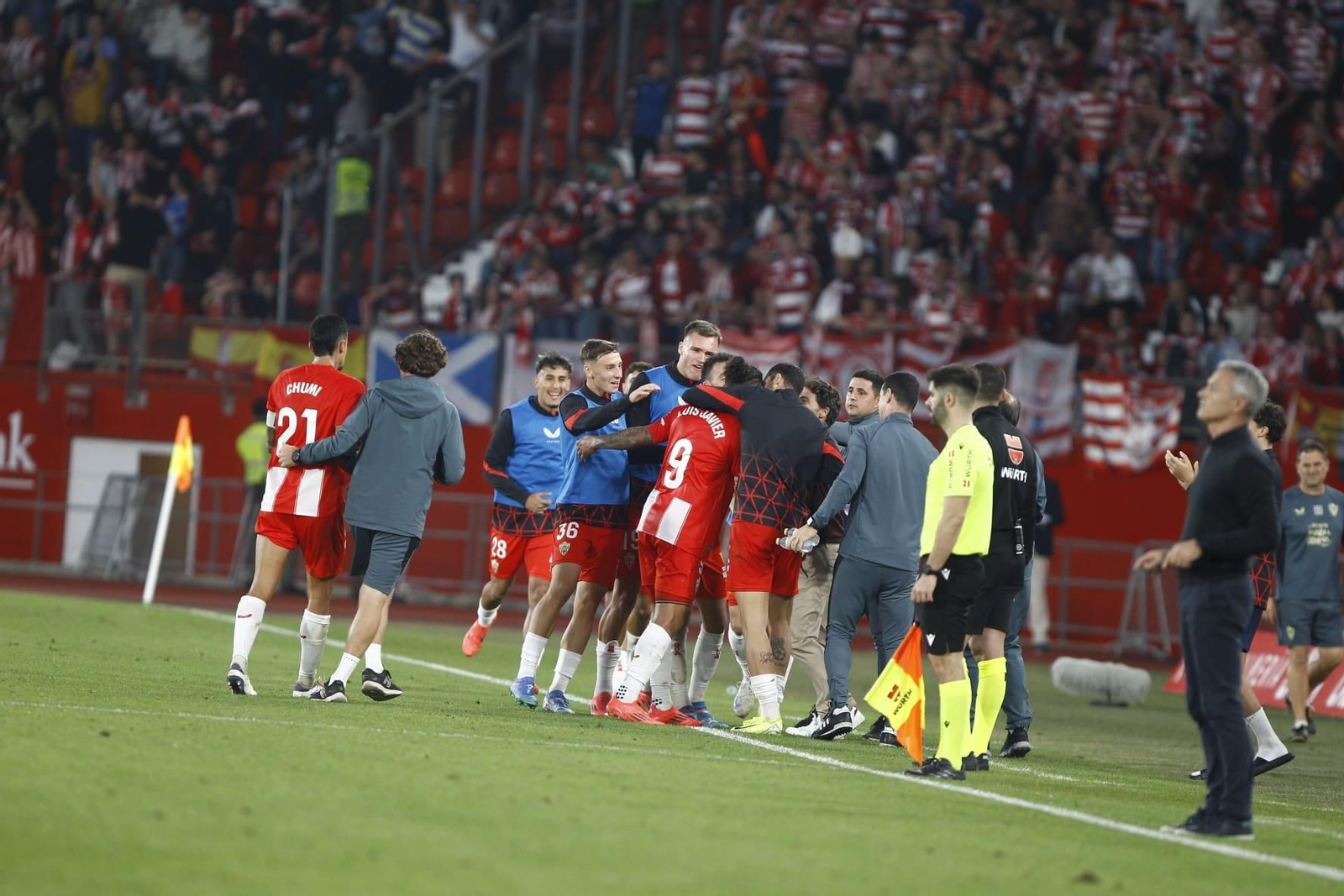 El equipo, con la afición de fondo, celebra con Suárez el 1-1 ante el Granada