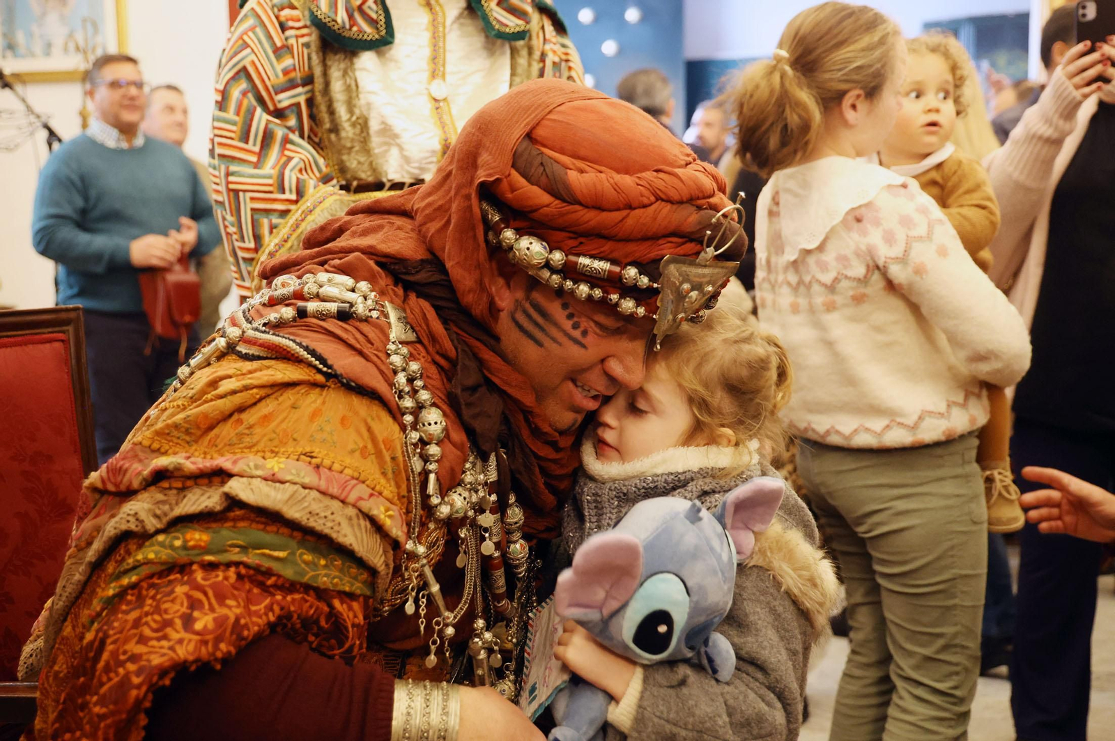 Imágenes del Heraldo Real anunciando la llegada de los Reyes Magos a Huelva