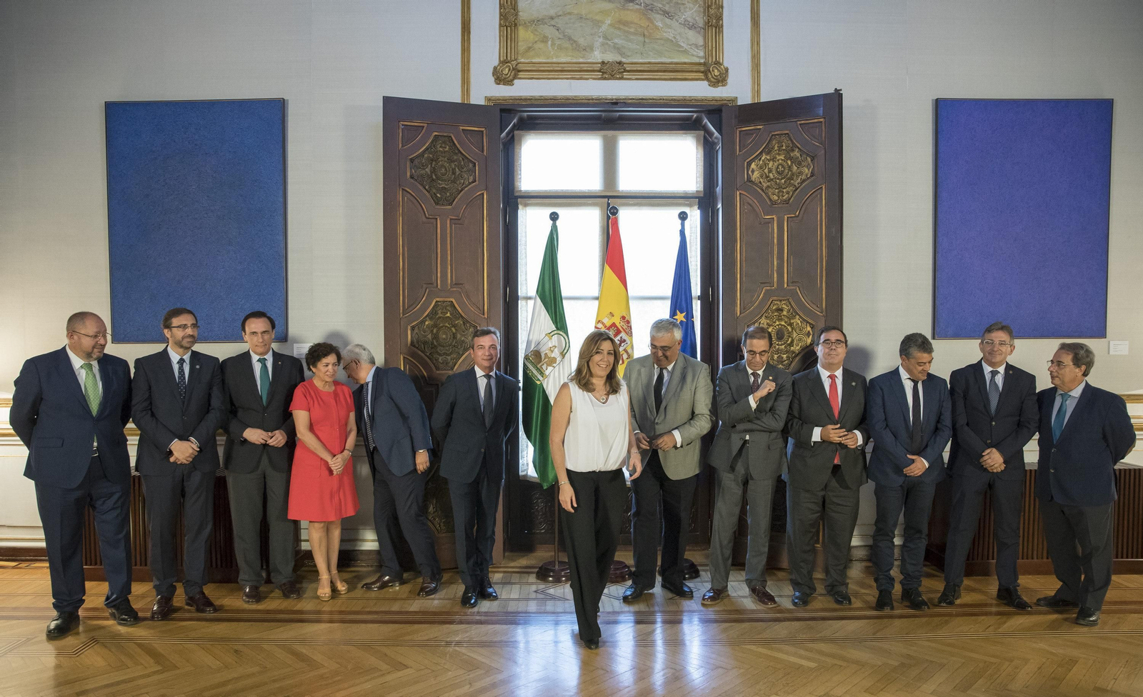 Susana Díaz y Antonio Ramírez de Arellano -en el centro-, con los rectores de las universidades andaluzas en el Palacio de San Telmo el pasado día 14.