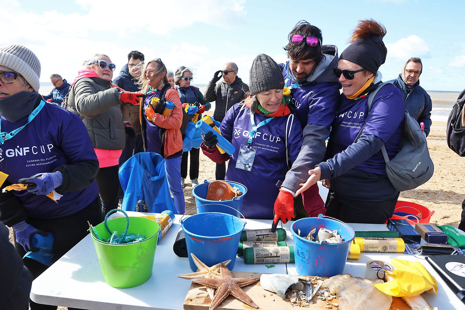 Imágenes de la Acción medioambiental de limpieza en la playa del Espigón, organizada por Gañafote Cup