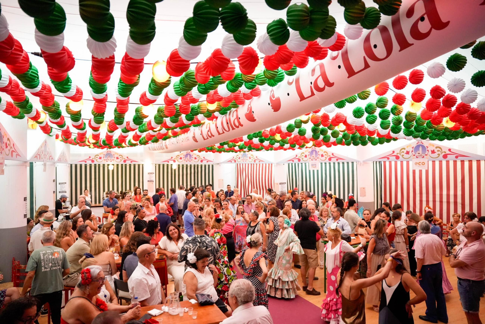 Así bailan en el concurso de sevillanas de La Lola de la fería de Almería