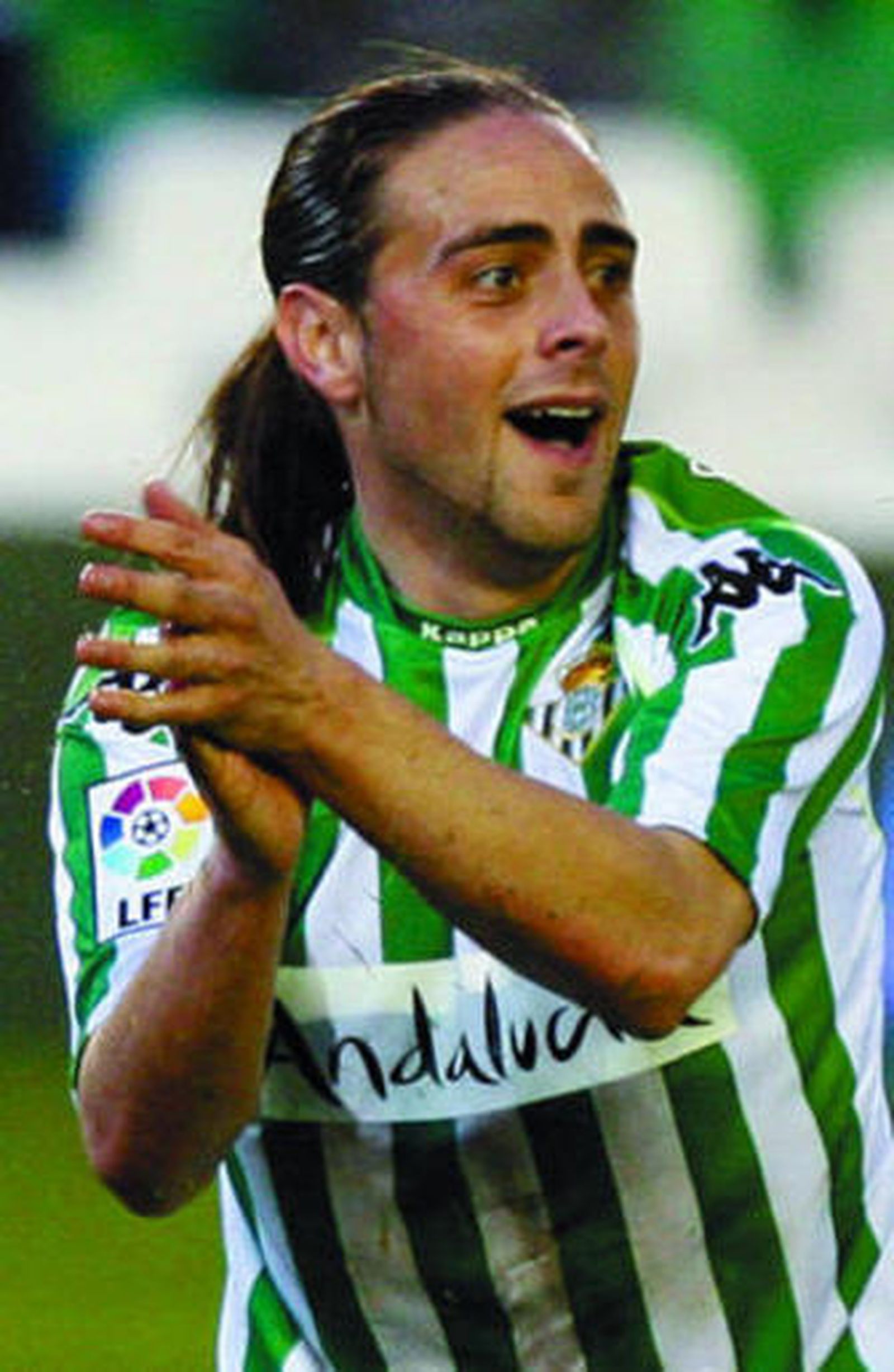 Juande atosiga al azulgrana Iniesta, que controla con calidad el balón.